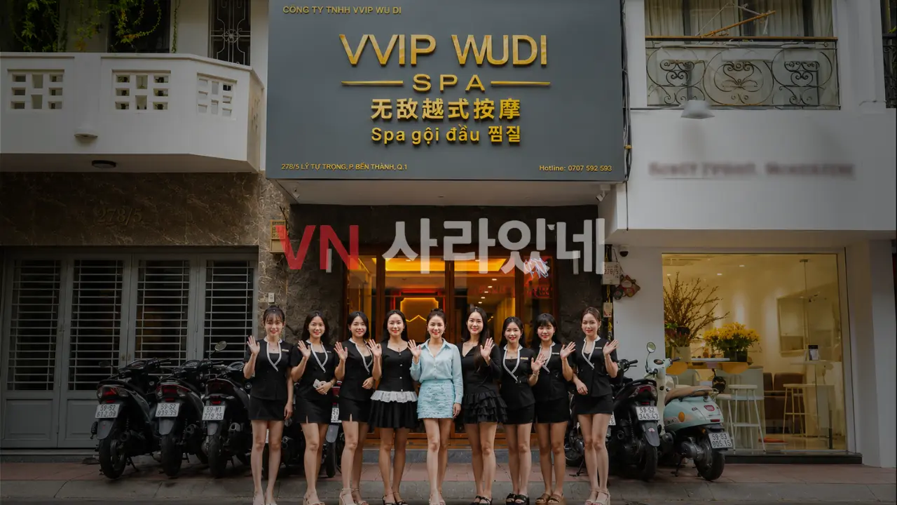 호치민 VVIP 우디 이발소 블랙 간판과 전면 입구에서 손을 흔드는 여성 스태프 라인업