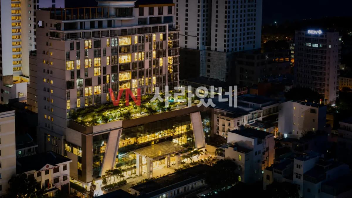 나트랑 갈리나 가라오케 호텔 외관 항공 야경 — 갈리나 센트럴 호텔 건물 전경